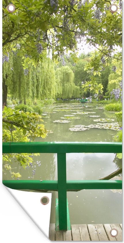 Schuttingposter Uitzicht op het water vanaf de Japanse brug in Monet's tuin in het Franse Giverny - 100x200 cm - Tuindoek