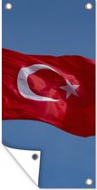 Wanddecoratie buiten Een Turkse vlag in de blauwe lucht - 80x160 cm - Tuindoek - Buitenposter