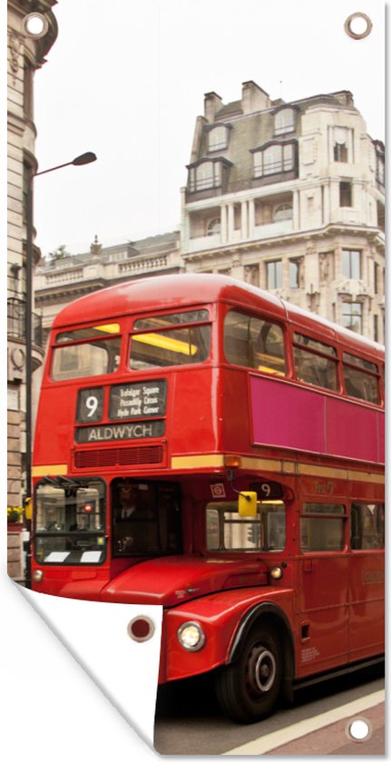 Tuinposter Een rode dubbeldekker bus in Londen - 30x60 cm - Tuindoek - Buitenposter