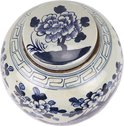 Bovenaanzicht van een blauw-witte gemberpot met bloemendecoratie. Van Fine Asianliving.