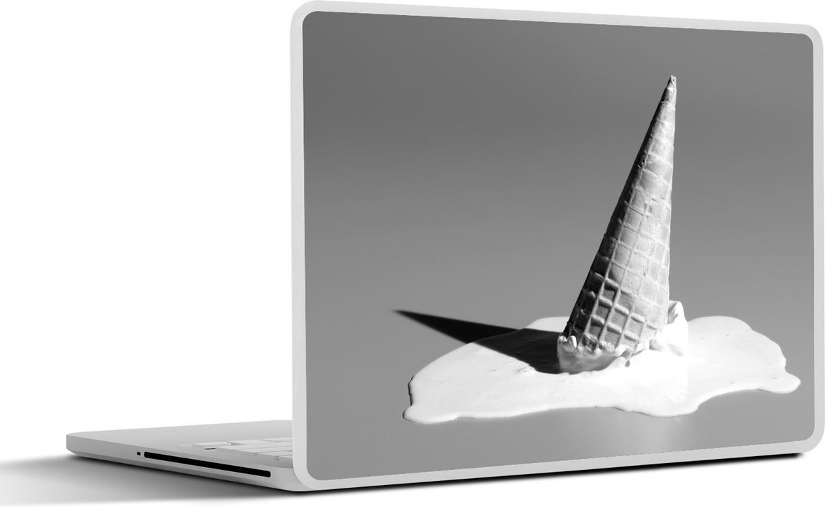 Afbeelding van product SleevesAndCases  Laptop sticker - 15.6 inch - Gevallen roomijs met een grijze achtergrond - zwart wit