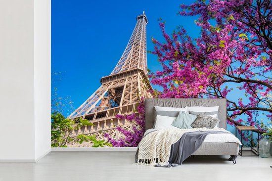 Papier peint photo en vinyle - La Tour Eiffel avec un arbre rose unique qui donne à l'image un effet coloré largeur 390 cm x hauteur 260 cm - Tirage photo sur papier peint (disponible en 7 tailles)
