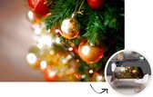 Kerst Tafelkleed - Kerstmis Decoratie - Tafellaken - De glanzende rode en gouden kerstballen aan een tak van een kerstboom - 200x130 cm - Kerstmis Versiering
