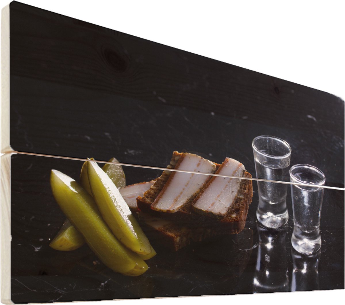 Wanddecoratie hout - Twee glaasjes Wodka op een zwarte achtergrond - 60x40 cm - Houten Wandpaneel - Muurdecoratie - Woonkamer - Slaapkamer - MuchoWow