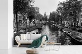 Behang - Fotobehang Zomerse gracht in Amsterdam - zwart wit - Breedte 360 cm x hoogte 240 cm