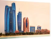 De skyline van Abu Dhabi bij rode woestijngloed - Foto op Dibond - 90 x 60 cm