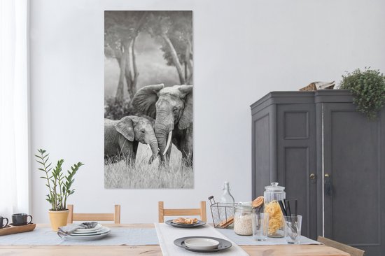 Canvas Schilderij Baby olifant met haar moeder in zwart-wit - 80x160 cm - Wanddecoratie
