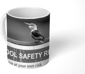 Mok - Grijskopijsvogel op bordje van veiligheidsregels - zwart wit - 350 ML - Beker