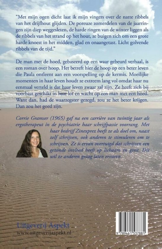 Boekrug met tekst. Een vrouw staat op de foto op de voorgrond links.