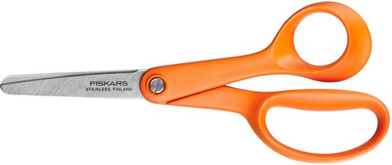 Oranje Fiskars kinderschaar met metalen lemmet en oranje handvatten.