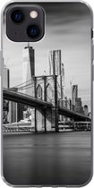 Geschikt voor iPhone 13 mini hoesje - Architectuur - New York - Brooklyn Bridge - Water - Zwart wit - Siliconen Telefoonhoesje