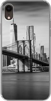 Geschikt voor iPhone XR hoesje - Architectuur - New York - Brooklyn Bridge - Water - Zwart wit - Siliconen Telefoonhoesje