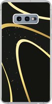 Geschikt voor Samsung Galaxy S10e hoesje - Gouden golven op een zwarte achtergrond - Siliconen Telefoonhoesje
