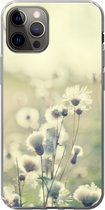 Geschikt voor iPhone 13 Pro hoesje - Bloemen - Veld - Wit - Siliconen Telefoonhoesje