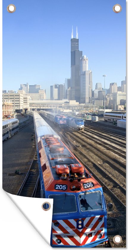 Tuinposter Treinen in Chicago met op de achtergrond de Willis Tower - 30x60 cm - Tuindoek - Buitenposter