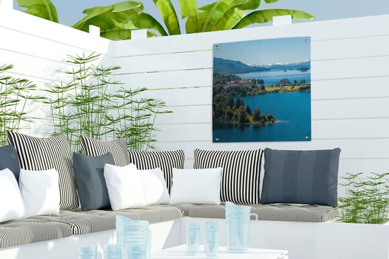 Posters de jardin Le lac bleu vif de Nahuel Huapi en Argentine entouré par le paysage verdoyant - 50x50 cm - Toile de jardin - Affiche extérieure