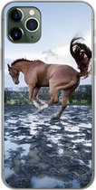 Geschikt voor iPhone 11 Pro Max hoesje - Bokkend paard in de waterplassen - Siliconen Telefoonhoesje