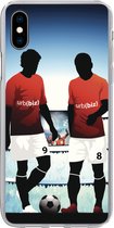 Geschikt voor iPhone Xs hoesje - Een illustratie van twee voetballers in een stadion - Jongens - Meiden - Kids - Siliconen Telefoonhoesje
