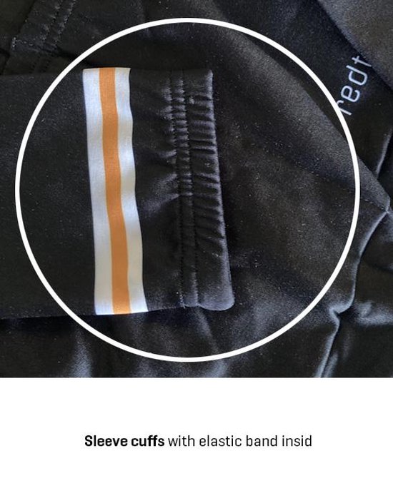 Detail van mouwboord zwarte wielertrui met oranje, witte en zwarte strepen.