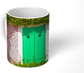 Mok - Klapdeurtjes aan de zijkant van de boederij bij Monet's tuin in Frankrijk - 350 ML - Beker - Sinterklaas Cadeau - Kerst Cadeautjes - Schoencadeautjes - Uitdeelcadeautjes