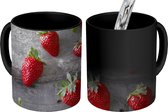 Magische Mok - Foto op Warmte Mok - Aardbei - Tafel - Hout - 350 ML