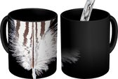 Magische Mok - Foto op Warmte Mokken - Koffiemok - Close-up van de witte veer met strepen van een vogel - Magic Mok - Beker - 350 ML - Theemok