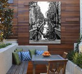 Oude Opoefiets op een brug van een Amsterdams kanaal - Foto op Tuinposter - 75 x 100 cm