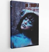 Onlinecanvas - Schilderij - Vrouw Met Blauwe Glitters Leunend Bruine Muur Art Verticaal Vertical - Multicolor - 80 X 60 Cm