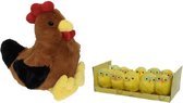 Pluche bruine kippen/hanen knuffel van 25 cm met 10x stuks mini kuikentjes met brilletje 6 cm - Paas/pasen decoratie