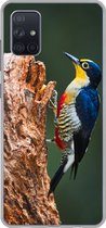 Geschikt voor Samsung Galaxy A71 hoesje - Close-up van een kleurrijke vogel op de zijkant van een boomstronk - Siliconen Telefoonhoesje