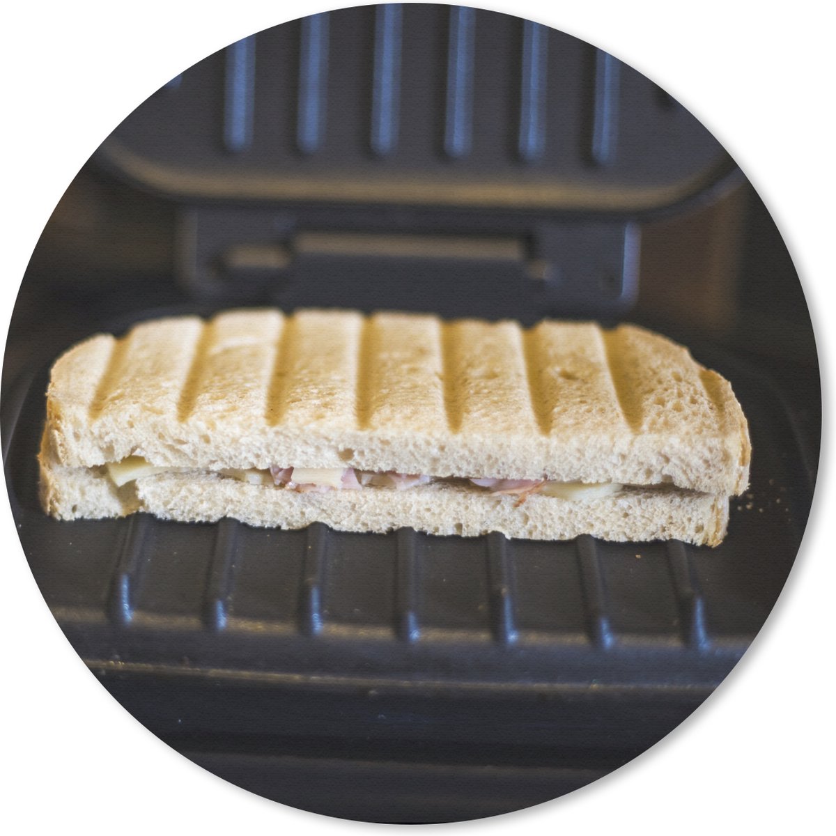Muismat rond 20x20 cm - Mousepad Tosti op een zwart tosti-ijzer - Ronde muismatten