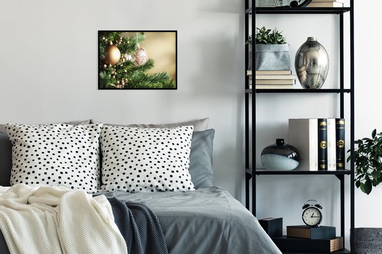 Photo dans le cadre - Gros plan des décorations de Noël dans le cadre photo sapin de Noël noir sans passe-partout 40x30 cm - Affiche sous cadre (Décoration murale salon / chambre)