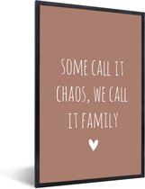 Fotolijst incl. Poster - Engelse quote "Some call it chaos, we call it family" met een hartje op een bruine achtergrond - 40x60 cm - Posterlijst