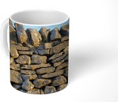 Mok - vintage stenen muur onder blauwe lucht - 350 ML - Beker