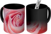 Magische Mok - Foto op Warmte Mok - Ochtenddauw op de bloembladen van roze roos - 350 ML