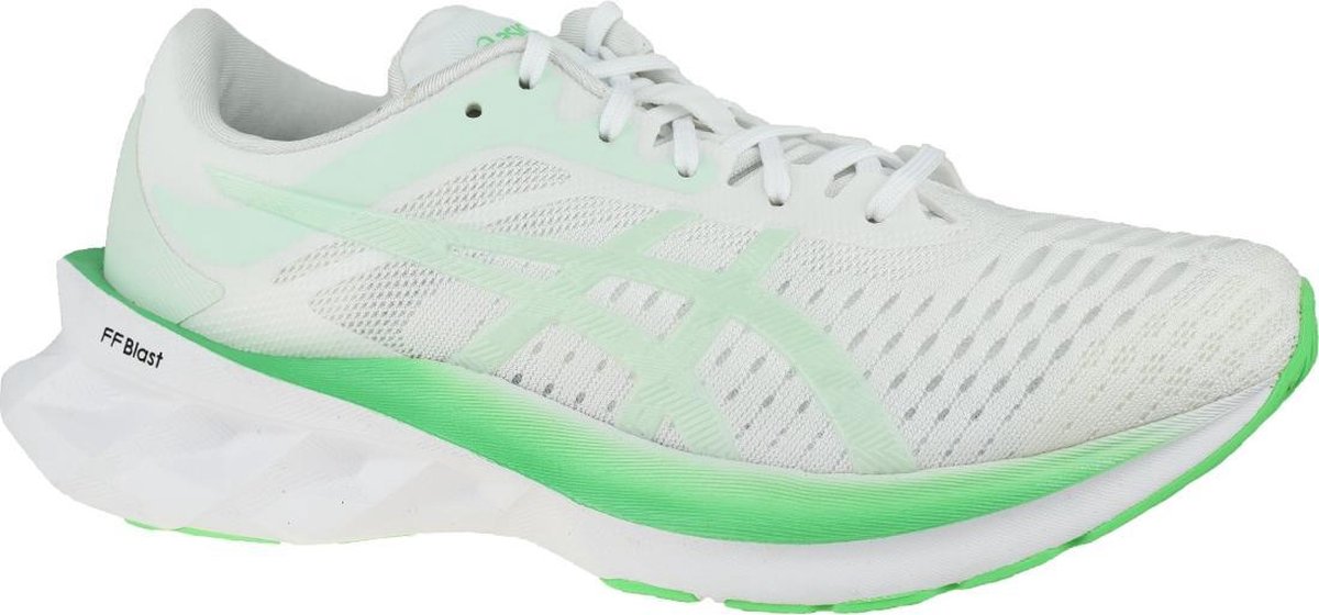 bol.com | Asics Novablast 1012A661-100 
