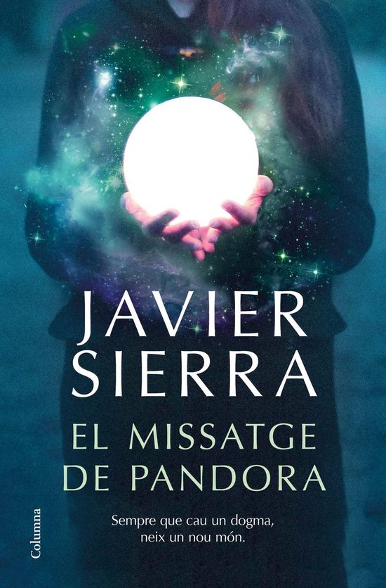 Boekomslag: handen houden een heldere maan vast tegen een sterrenhemel, met de tekst 'El missatge de Pandora' van Javier Sierra.