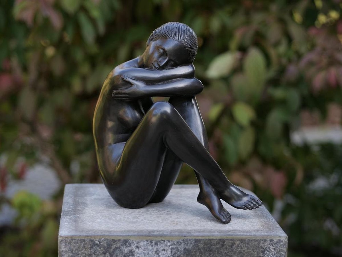 Tuinbeeld - bronzen beeld - Zittend Naakt - Bronzartes - 37 cm hoog