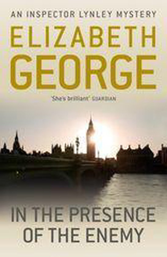 Boek 'In The Presence Of The Enemy' met Elizabeth George's naam en Londense skyline bij zonsondergang.