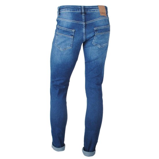 Achterkant van een man met een blauwe spijkerbroek, slim fit, met opgerolde broekspijpen. Bruin "CARS" label op de tailleband.