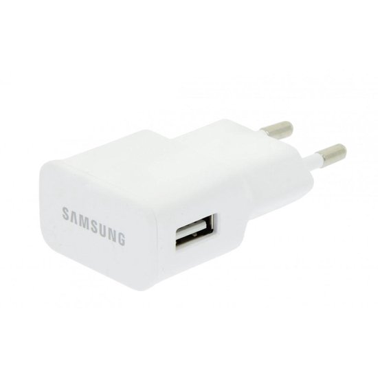 Witte Samsung reisadapter met EU-stekker en USB-poort, schuin aanzicht.