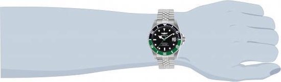 Herenhorloge met zwarte wijzerplaat en groene lunette gedragen op arm.