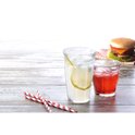 Deux verres avec boisson et glace, dont un avec citron et une boisson rouge. Deux pailles rayées rouge et blanc.