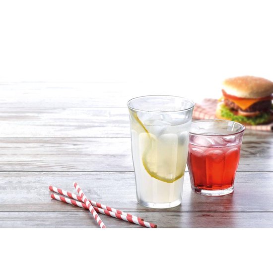 Deux verres avec boisson et glace, dont un avec citron et une boisson rouge. Deux pailles rayées rouge et blanc.