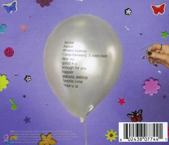 Ballon argenté avec la liste des chansons, entouré d'autocollants de papillons, d'étoiles et de fleurs.