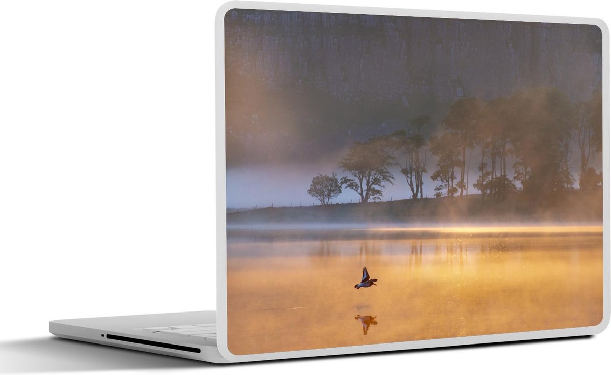 Laptop sticker - 15.6 inch - Vliegende scholekstervogel boven het water