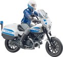 Politieagent op een witte Ducati Scrambler motor met blauwe accenten en zwaailicht.