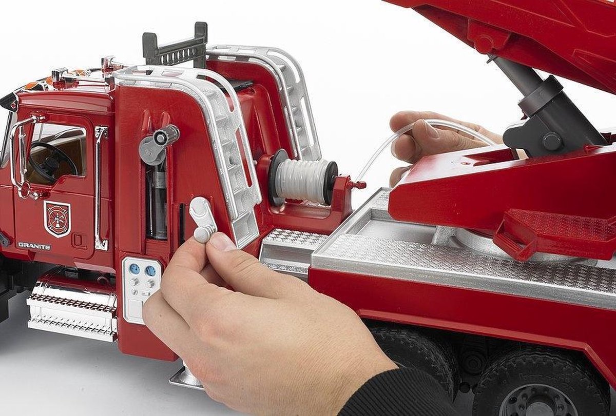 Bruder Mack Granite brandweerauto ladder en waterpomp — afbeelding 7