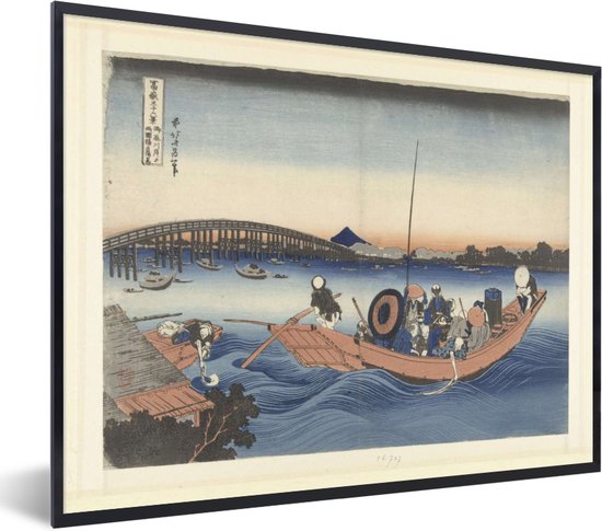 Kijkend naar de zonsondergang bij de Ryogoku brug vanaf de Onmaya oever - Schilderij van Katsushika Hokusai fotolijst zwart 40x30 cm - Foto print in lijst - Poster in lijst (Wanddecoratie woonkamer / slaapkamer)