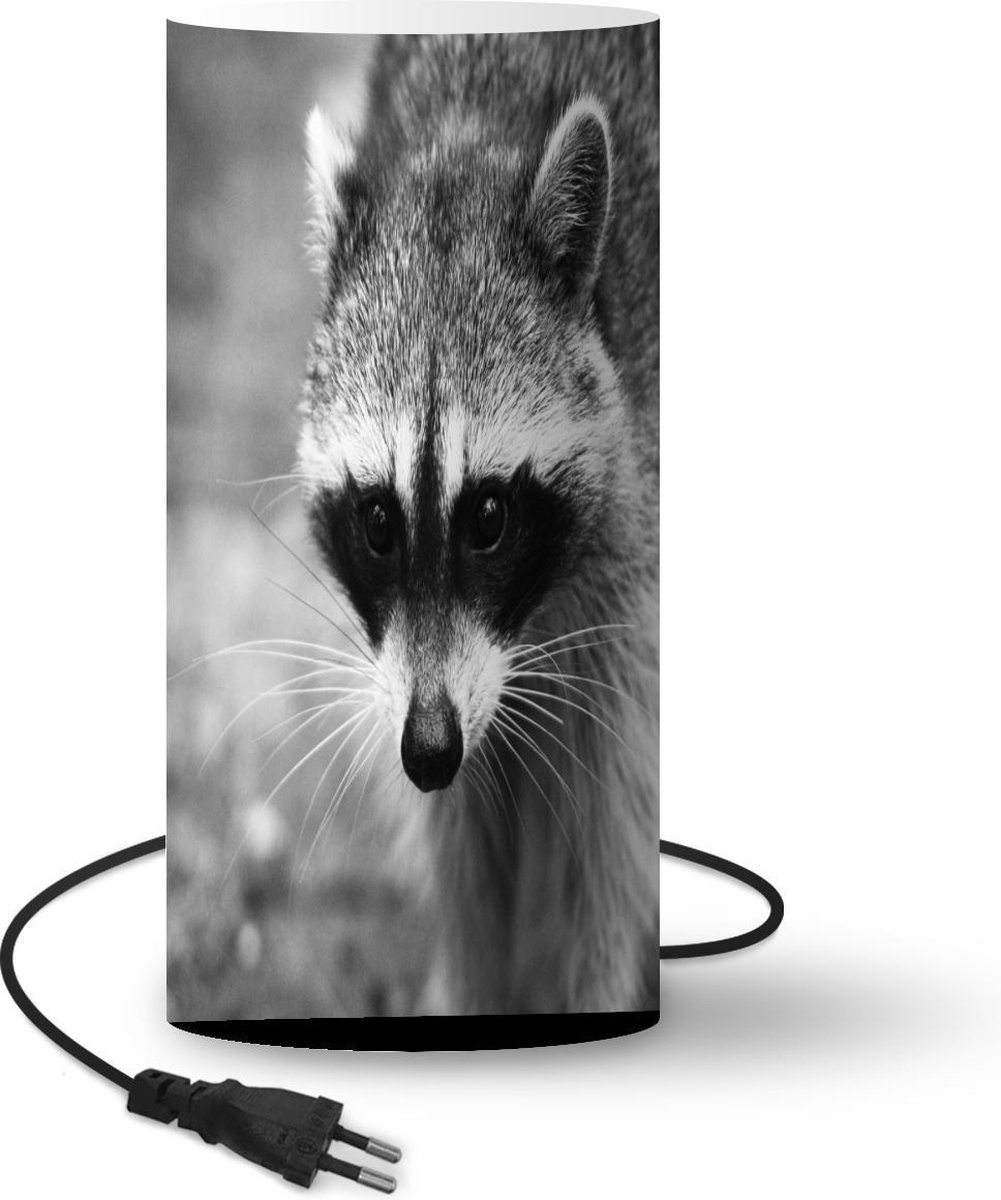 Lamp - Nachtlampje - Tafellamp slaapkamer - Wasbeer op jacht - 33 cm hoog - Ø15.9 cm - Inclusief LED lamp